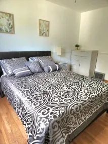 Charming full 4 bedroom house in convenient location/big fenced backyard - Image 3