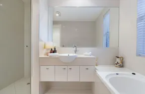 Walk to Golf Course, Lagoon Pool, Coastal Lux Home - Image 5