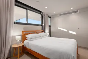 Modern 1-Bed with Tamarama Beach Views - Image 4