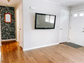 Cheerful 2 Bedroom in Downtown Grass Lake | Bikes - Image 3