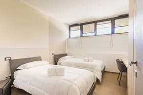 GuestHost - Cozy apartment equipped with all comforts to accommodate up to 6 people, with two bedrooms and two bathrooms. The accommodation is located in a modern condominium complex with a shared swimming pool and enjoys a pleasant view of the shared ga - Image 5