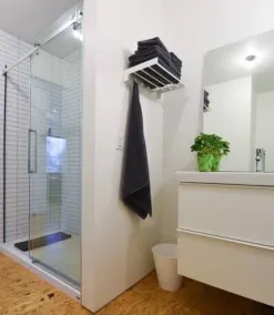 Square B + B Theater, Restaurants und Geschäfte in der Innenstadt sind schnell zu Fuß erreichbar. - Image 2