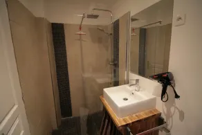 Lisieux sommerhus med have og parkering - Image 3