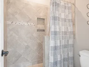 Wunderschönes neues Haus, eine Ebene & günstige Lage - Image 5
