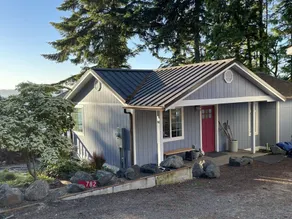 Puget Sound Chic Romantic Cottage with Private Beach Access & Gated Entry - Image 3