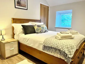 Cottage - Sleeps 6 - Garden & Parking - Image 3