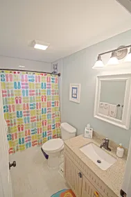LARGE BEACH HOUSE SLEEPS 10, 4 BLOCKS FROM THE BEACH & WALKING DISTANCE TO SHOPS - Image 4