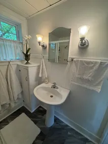 Quaint Guest Cottage - Image 4