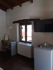 Domus Polymnia-Beautiful Stone Built, 2 bedroom apt With Stunning Mountain Views - Image 4