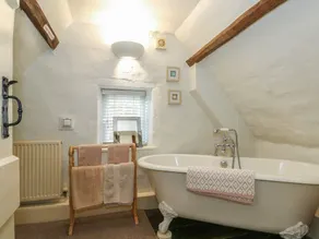 BUMBLE BEE, pet friendly, character holiday cottage in Barrowden - Image 3