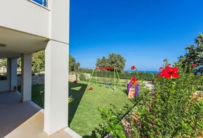 Full Privacy Family Villa Victoria! - Image 3
