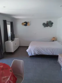 30 m2 furnished apartment near shops and the subway - Image 5