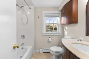 Falmouth Spacious Family Home with fireplace - Image 3