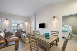 Bermuda Bungalows #1 🌴🏄‍♀️Quick Walk to Public Beach 🏊🩴Pool/Spa On-Site 🏖️🌅Downtown Singer Island 🌊😎Walk to Restuarants, Bars, Shops 🐬🌞Free On-Site Parking! - Image 3