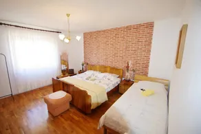 Spacious holiday apartment with nice terrace and garden in suburb of Pula - Image 5