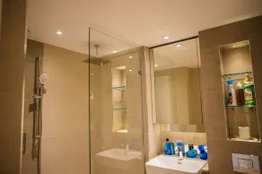 Thames View 2 Bed Apartment With Balcony - Image 5