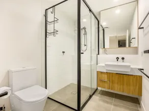 Mint New Stylish 3Beds Apt View/ Shops/Highway! - Image 2