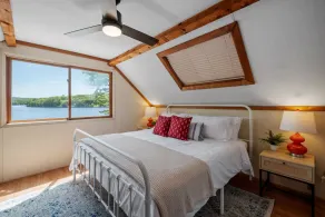 Idyllic Lakeside Getaway 4 Bedroom Home by RedAwning - Image 5