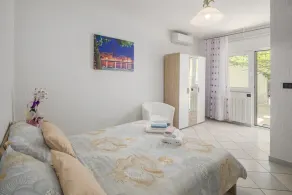The freshness of cool air, the beauty of tended garden, vicinity of the beaches, privacy, peace and quiet are the main advantages of this adorable apartment! - Image 4
