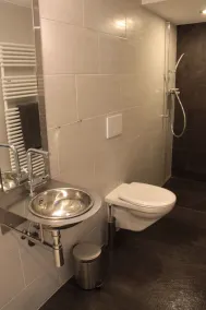 Opvarmet udendørs spa med sø og bjergudsigt, kæledyrsvenlig - Image 4