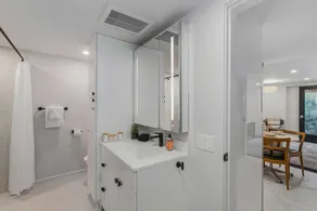 Sunnyside Studio on Green Lake - Image 3