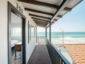 Oceanfront Corner Studio with Cal King (306) - Image 5