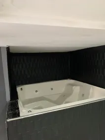King Suite with Private Jacuzzi - Steps from Lleras & Provenza - Image 2