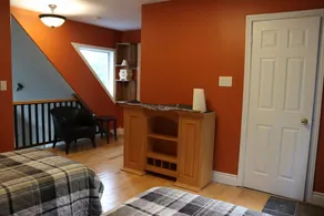 Remodeled cozy cottage, super close to lake (Dog-Friendly!) - Image 3