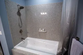 Lakeside luxury condo - Image 4