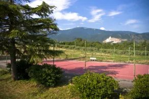 bondgård nedsänkt i den gröna landsbygden i Abruzzo med en tennisbana - Image 2