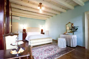 Historic Villa/Classic Food & Wine retreat with Swimming Pool Wifi a/c parking - Image 5