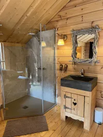 Chalet with 4 bedrooms, sleeps 12 to 14, close to the snow front - Image 3