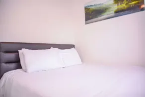 Gorgeous 3 bedroom with private Parking space AC - Image 4