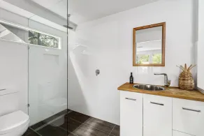 5 minutes to beach/shops ! Family-sized house with games room, deck - Image 3