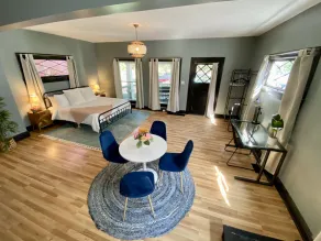 Newly Renovated Studio! Ideal location for walking to restaurants & shops - Image 4