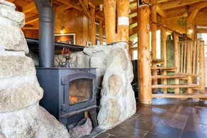 Charmant chalet rustique avec tour, vue spectaculaire, spa et véranda ouverts toute l'année. - Image 2