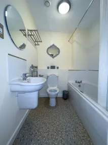 Station Side Penthouse - Image 3