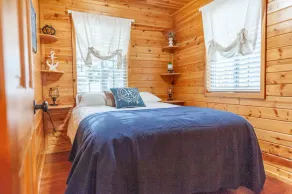 Cozy Clean Waterfront Cabin on Sugar Lake - Ice Fishing, Ski/Snowboard Nearby - Image 4