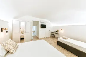 Apartment in historic building in the center and on the sea - Image 4