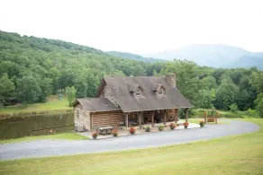 Log Lodge med udsigt over søen med udsigt over bjergene - Image 5
