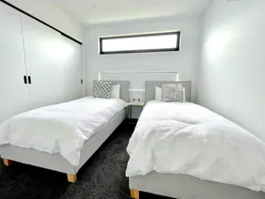 Luxe townhouse, one street back from the beach, holiday perfection (sleeps 6) - Image 4