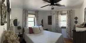 Mountain retreat with close proximity to lake and town square - Image 4
