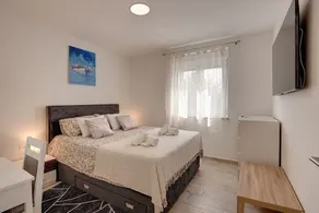 Large roof terrace with sea view - Image 4