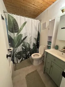 Cozy Chalet - Renovated - Firepit - Fireplace - Pet Friendly - Near Mount Airy Casino - Walmart - Camelback Mountains - Outlets - Zoo - Image 4