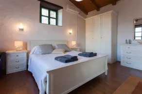 Spacious villa with 10x5m pool, aircon.  Rural retreat,  stunning views. - Image 5