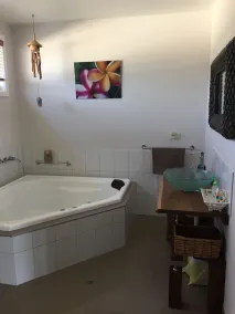 Family sized beach house -  only 2 minutes walk to surf beach! - Image 3