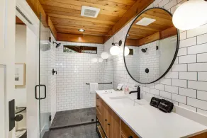 Exquisite oceanfront home with balcony, gym, & washer/dryer - Image 5