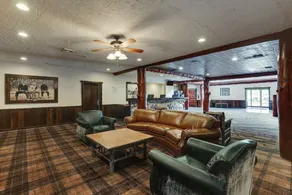 Warm Columbia Retreat Blending Rustic Charm with Modern Amenities - Image 4