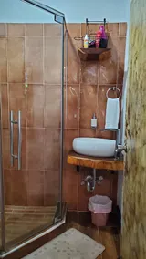Cozy Rustic 1BR Cottage - Free Parking, WiFi w/ Pool & Beach Access - Image 5