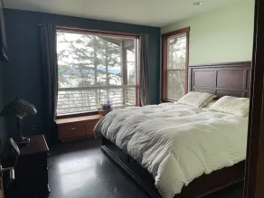 Waterfront home on multiple levels - Image 4